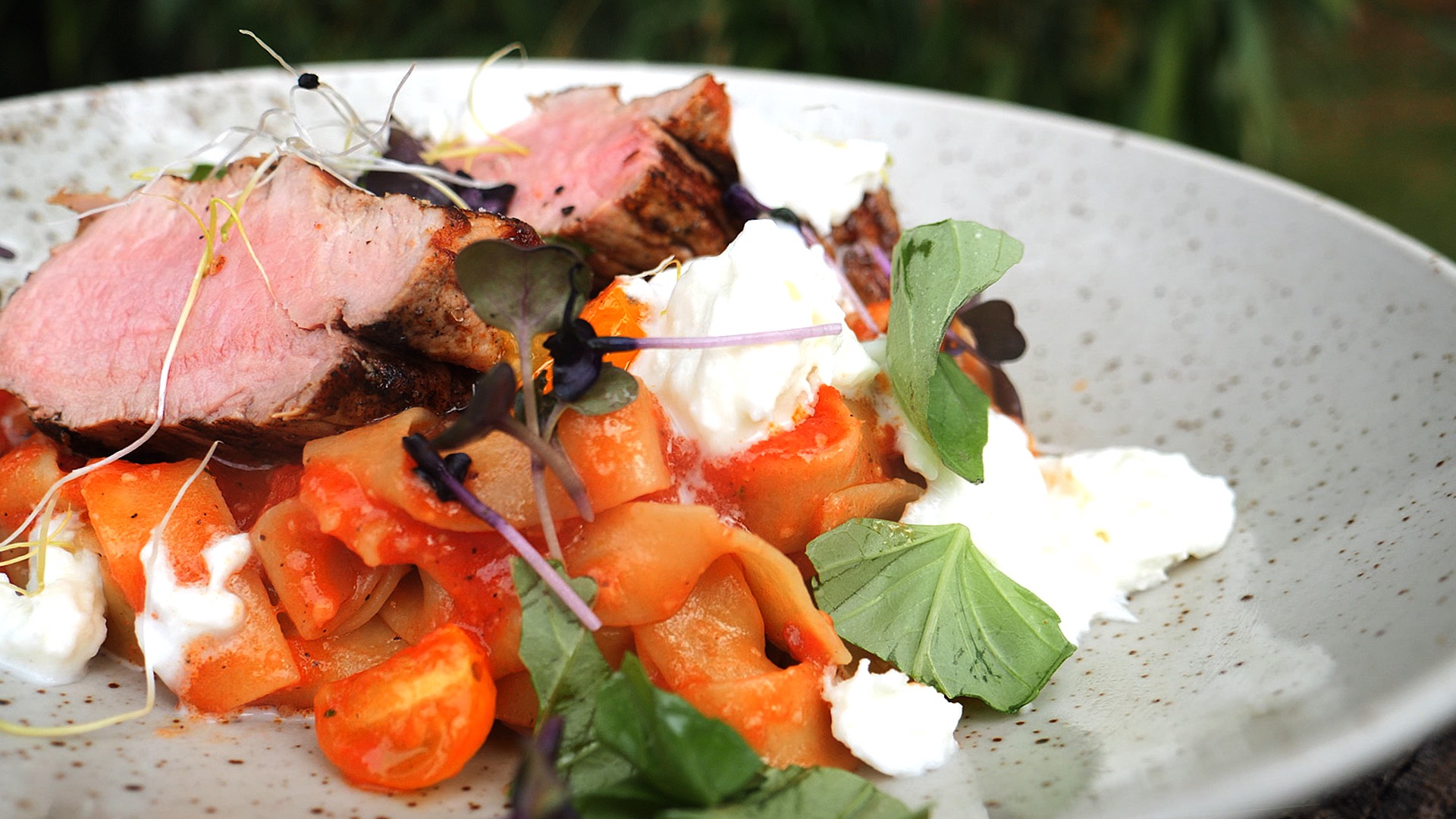 Vepřová panenka s rajčatovými fettuccine a mozzarelou