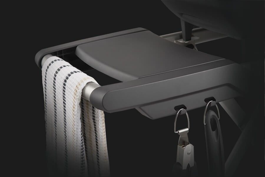 Postranní police s háčky - bledá (pruhovaná uterka)